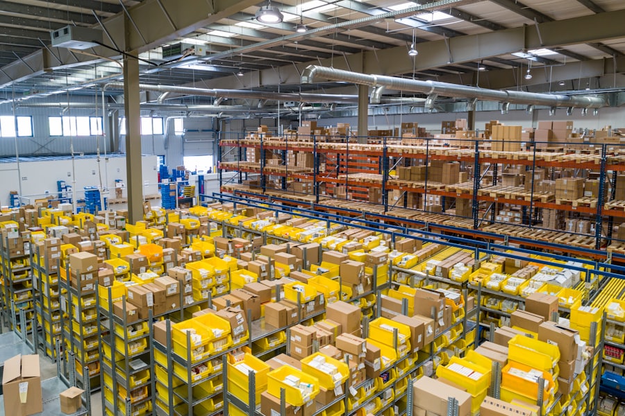 Magazzino logistico con scaffalature e colli